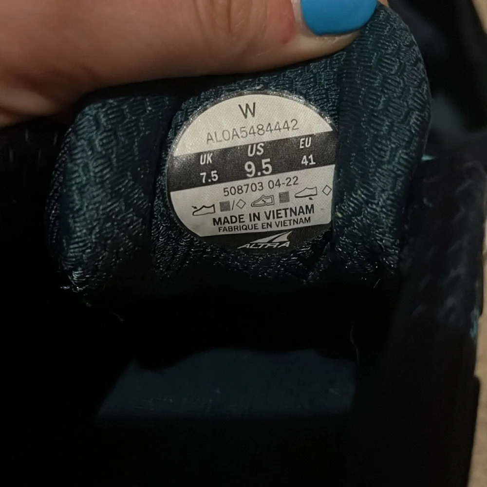 Women’s Altras - Picture 3 of 4